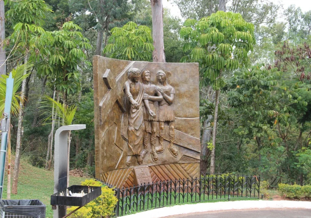 Esculturas-Morro-do-Cruzeiro-Aparecida-Rohedama-Hotel